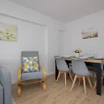 Bright Close To Centre By Renters דירה ורשה