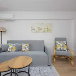 Bright Close To Centre By Renters