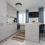 Bright Close To Centre By Renters דירה ורשה