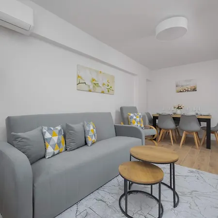 Bright Close To Centre By Renters * Varsovie