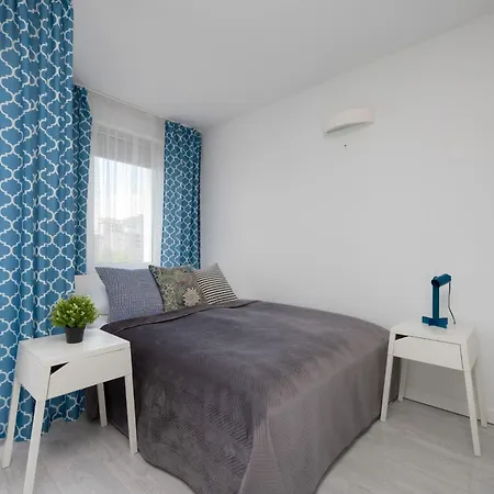Bright Close To Centre By Renters דירה ורשה