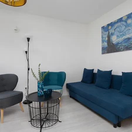 Bright Close To Centre By Renters דירה *