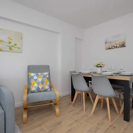 Bright Close To Centre By Renters Apartment Warschau