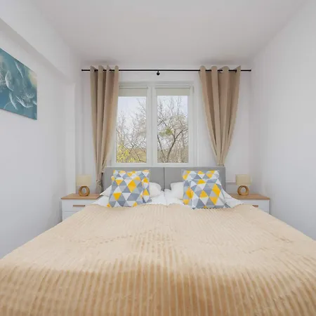 Bright Close To Centre By Renters *