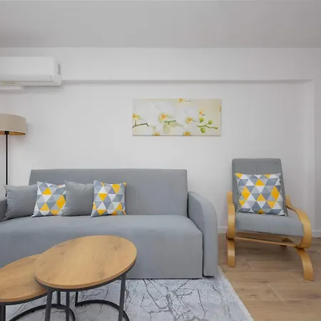 Bright Close To Centre By Renters