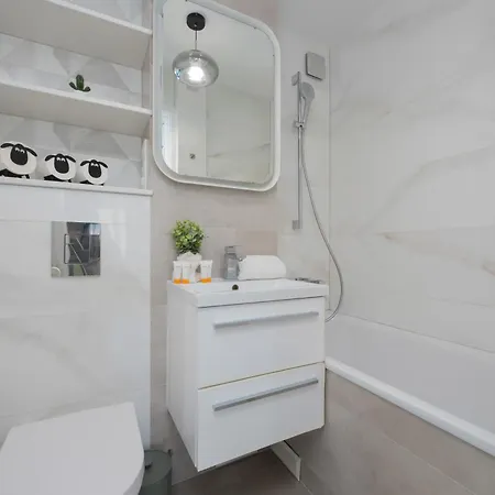 Apartment Bright Close To Centre By Renters Warschau
