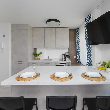 Bright Close To Centre By Renters شقة