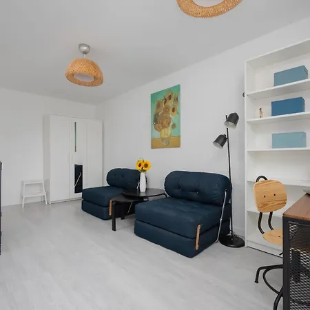 Bright Close To Centre By Renters شقة *