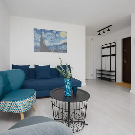 Bright Close To Centre By Renters شقة