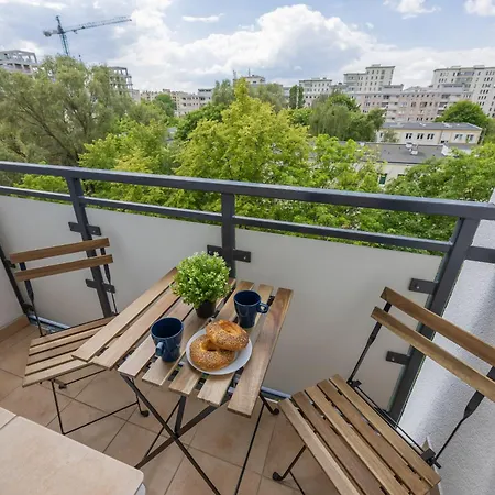 Bright Close To Centre By Renters *